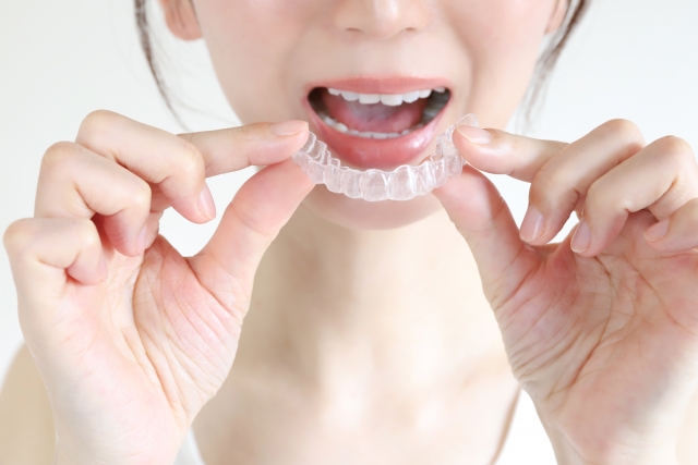 マウスピースをつける女性　矯正
