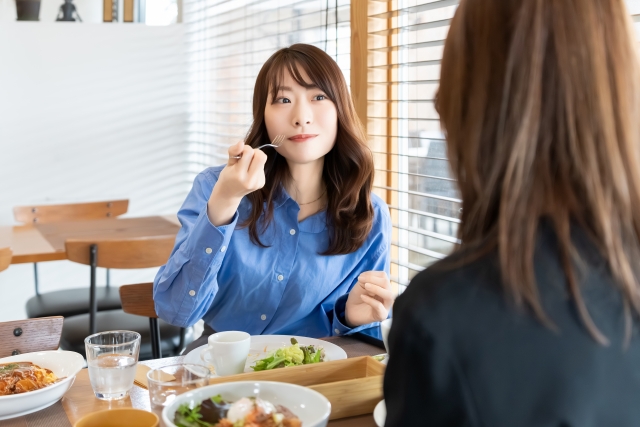 カフェでランチを食べる2人の女性
