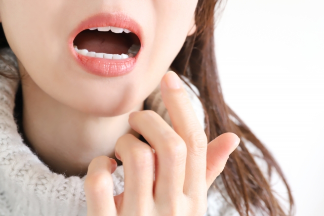 歯を気にする女性
