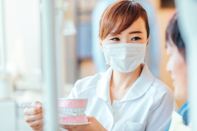 歯磨き指導する歯科衛生士
