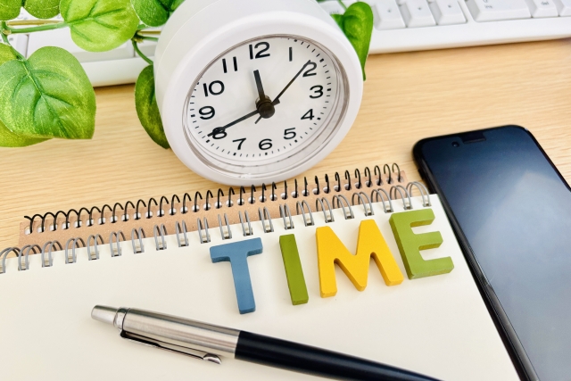 机の上で時間管理するイメージ
