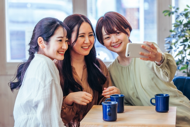 女子会・食事会で自撮りする女性たち