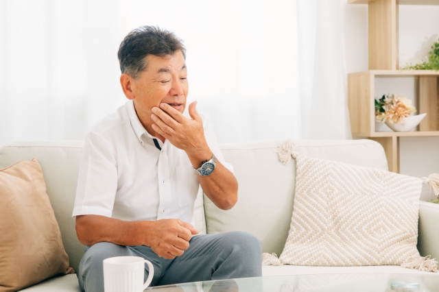 家にいる高齢者の男性(口)