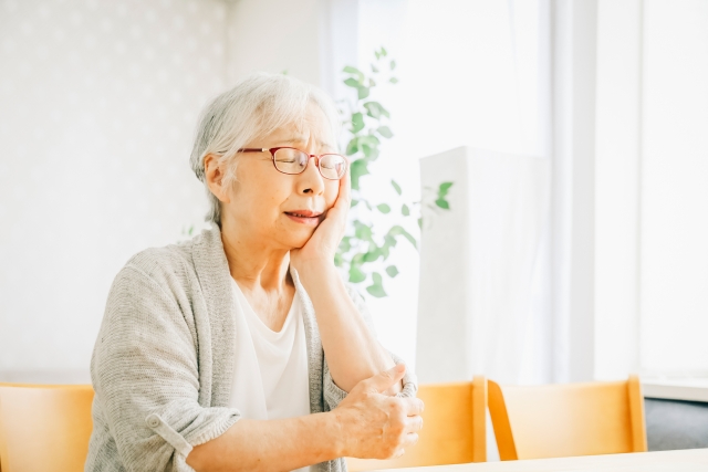 歯が痛い高齢者女性
